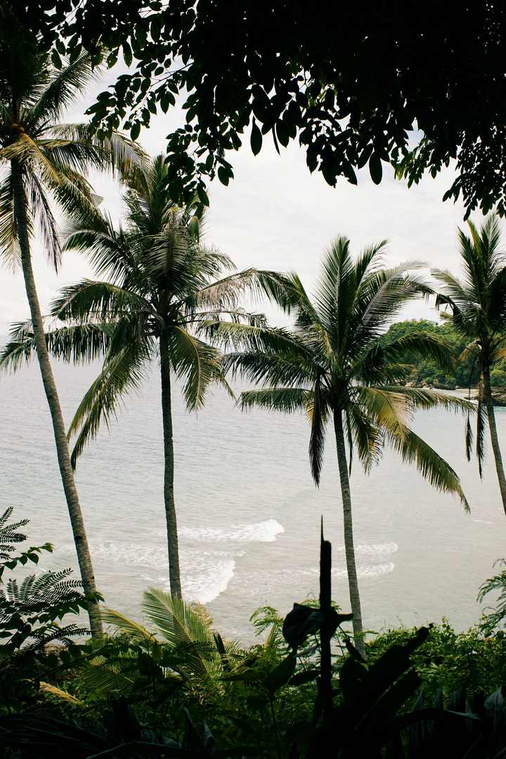 Island scenery, plenty of sunshine on the beach